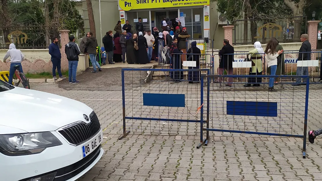 Siirt'te Resmi Kurum Önlerinde Sosyal Mesafe Gözetilmiyor