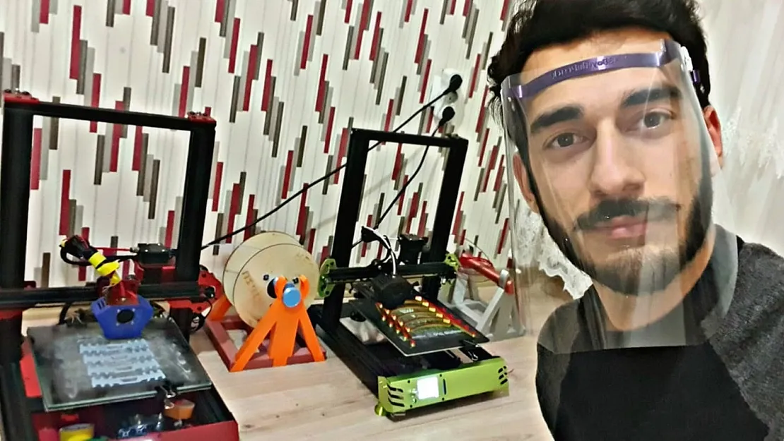 Siirt'te Öğretmen Çift Evde Siperlik Maske Üretiyor