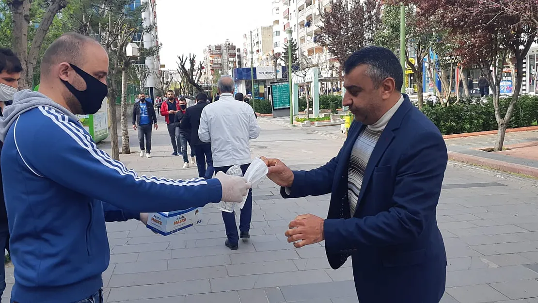 Siirt Spor Taraftarlar Derneğinden Vatandaşlara Maske ve Eldiven Dağıtımı