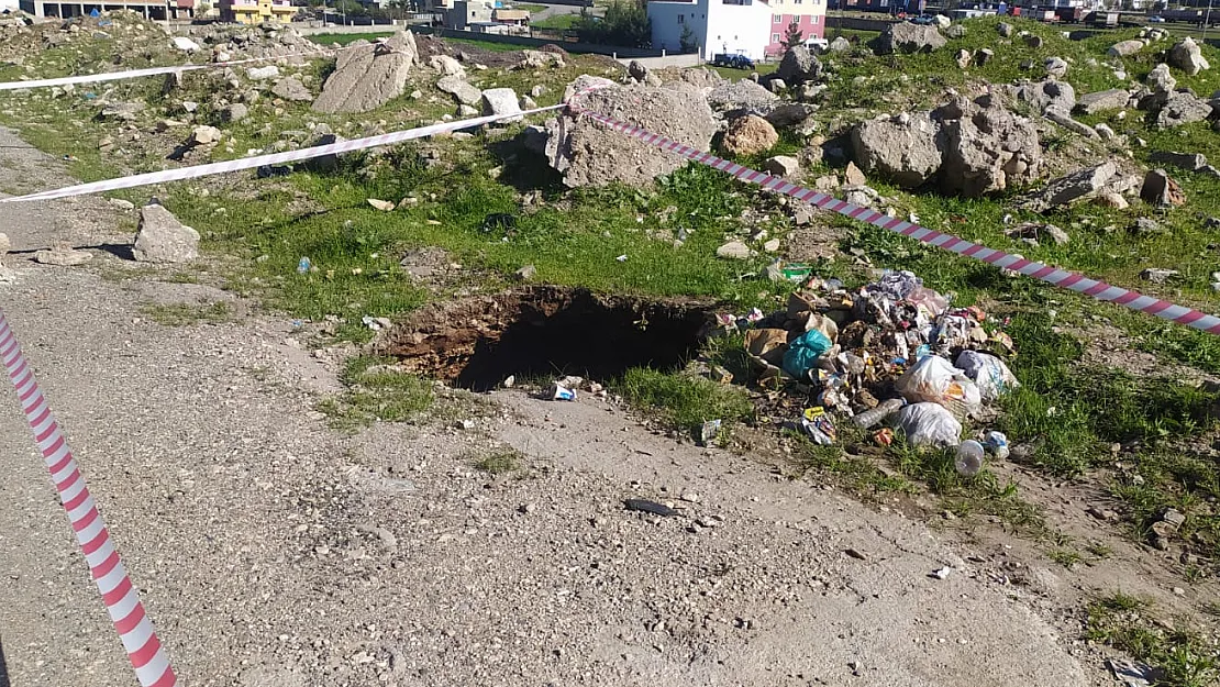 Siirt'te Yol Kenarında 3 Metre Derinliğinde Çukur Oluştu