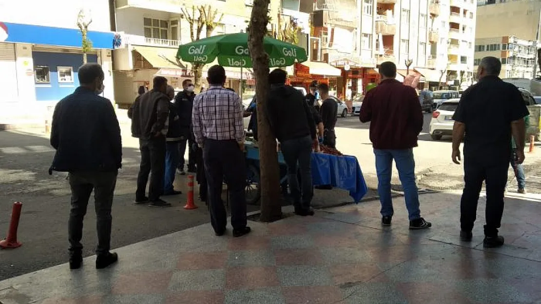 Siirt'te Seyyar Satıcı ve Zabıta Arasında Gerginlik