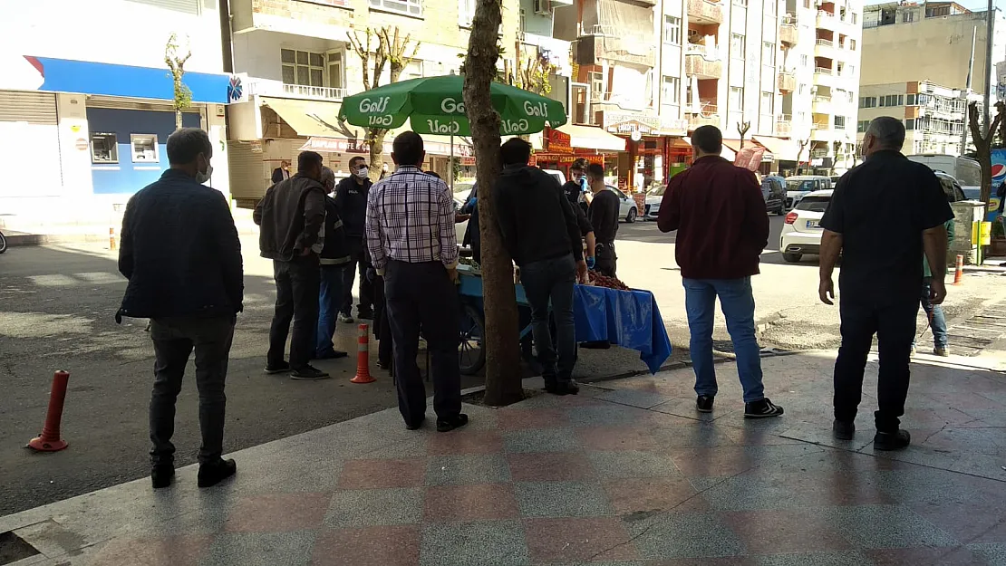 Siirt'te Seyyar Satıcı ve Zabıta Arasında Gerginlik