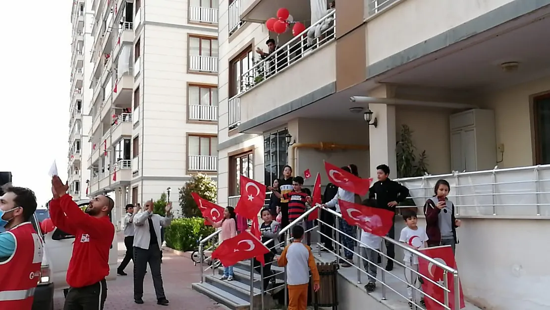 Türk Kızılayı, Siirt'te Dışarı Çıkamayan Çocukları Sevindirdi