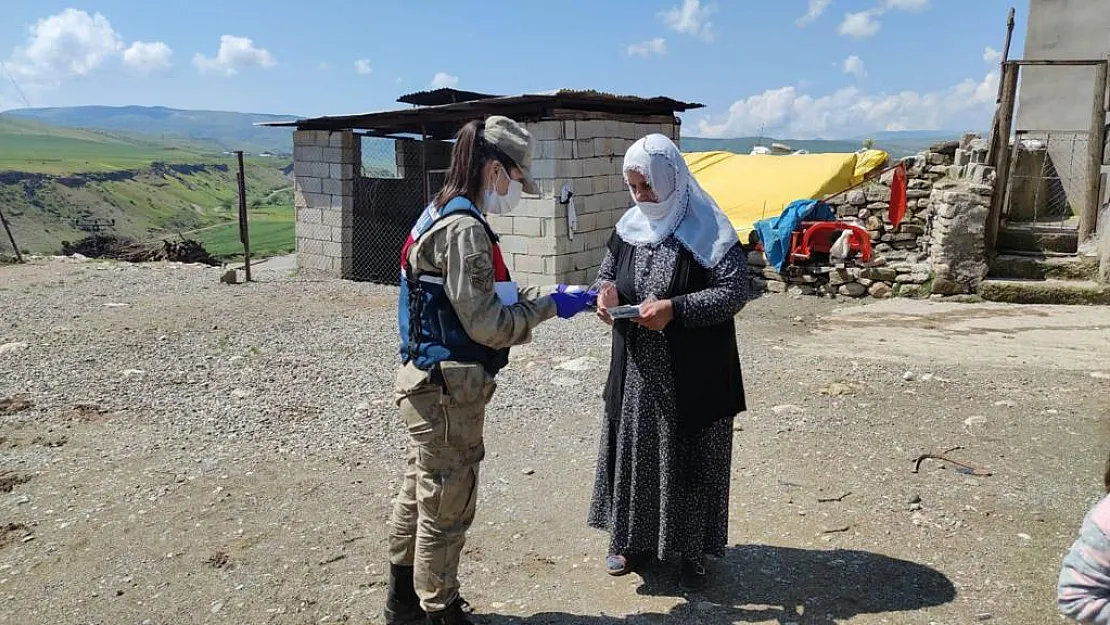 Siirt'te Sokağa Çıkma Kısıtlaması Bulunan Yaşlı Vatandaşların İhtiyacını Jandarma Karşılıyor