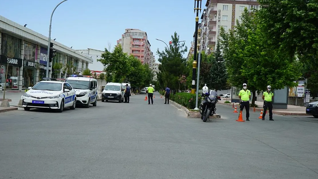 Siirt'te Sokağa Çıkma Yasağında Emniyet Ekiplerinin Denetimleri Sürüyor