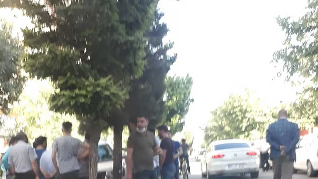Siirt'te Kotrolden Çıkan Otomobil Ağaca Çarparak Durabildi