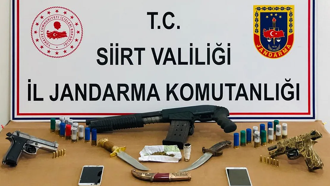 Siirt'te 1 Şahsın Evinde Çok Sayıda Kaçak Silah ve Mühimmat Bulundu