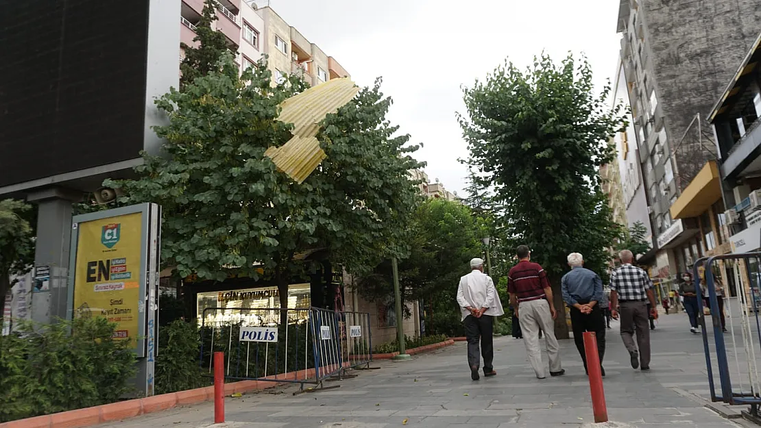 Siirt'te Şiddetli Rüzgar Çatı ve Ağaçları Uçurdu