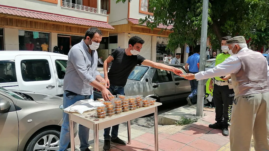 Ayasofya'nın Açılışı Nedeniyle Siirt'te Lokma Dağıtıldı