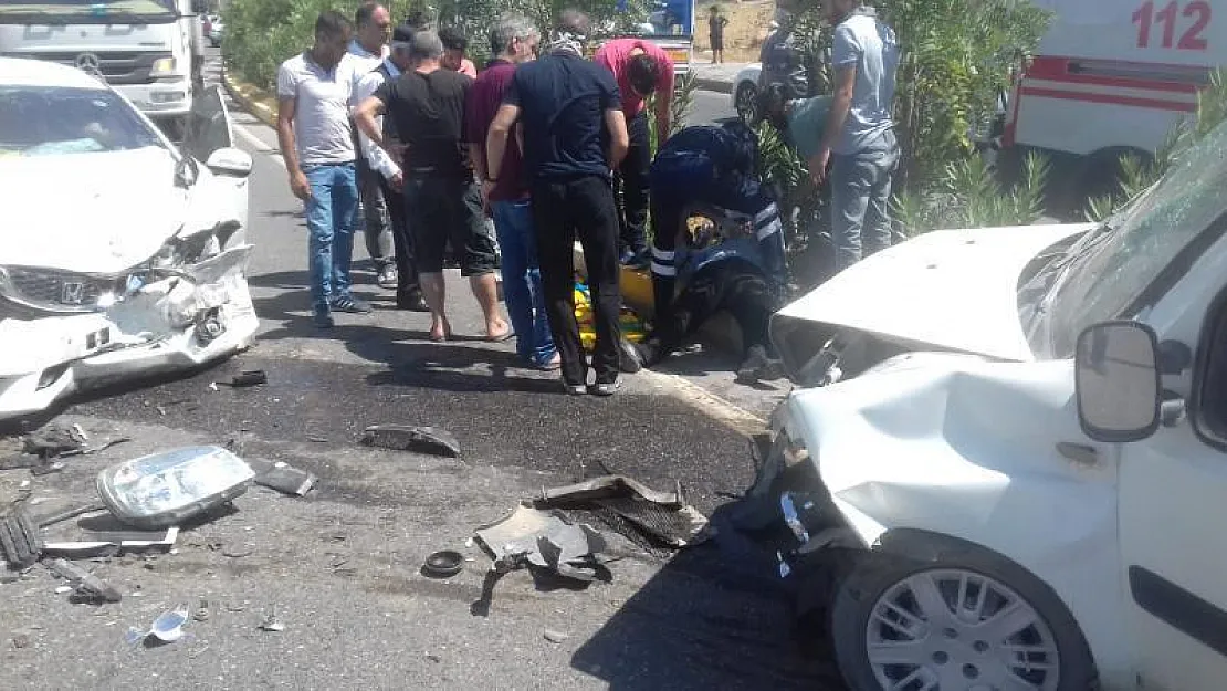 Siirt'te İki Otomobil Çarpıştı: 3 Yaralı