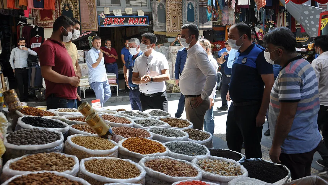 Siirt'te Kaldırım İşgali ve Açıktan Satılan Gıdalar Denetlendi