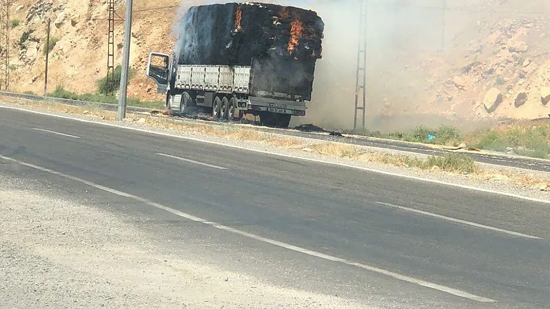 Siirt'te Kamyon Alev Alev Yandı