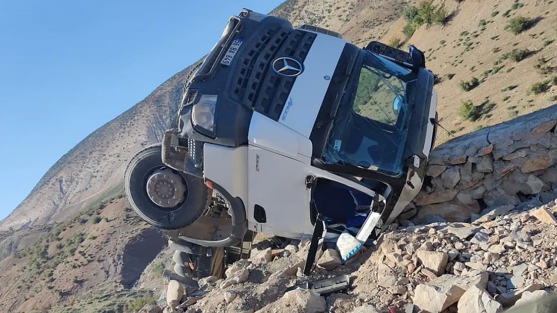 Siirt'te Ters Dönen Kamyondan Burnu Bile Kanamadan Kurtuldu