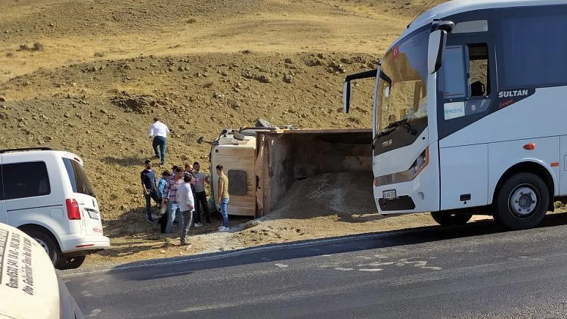 Siirt'te Kamyon Devrildi: 2 Yaralı