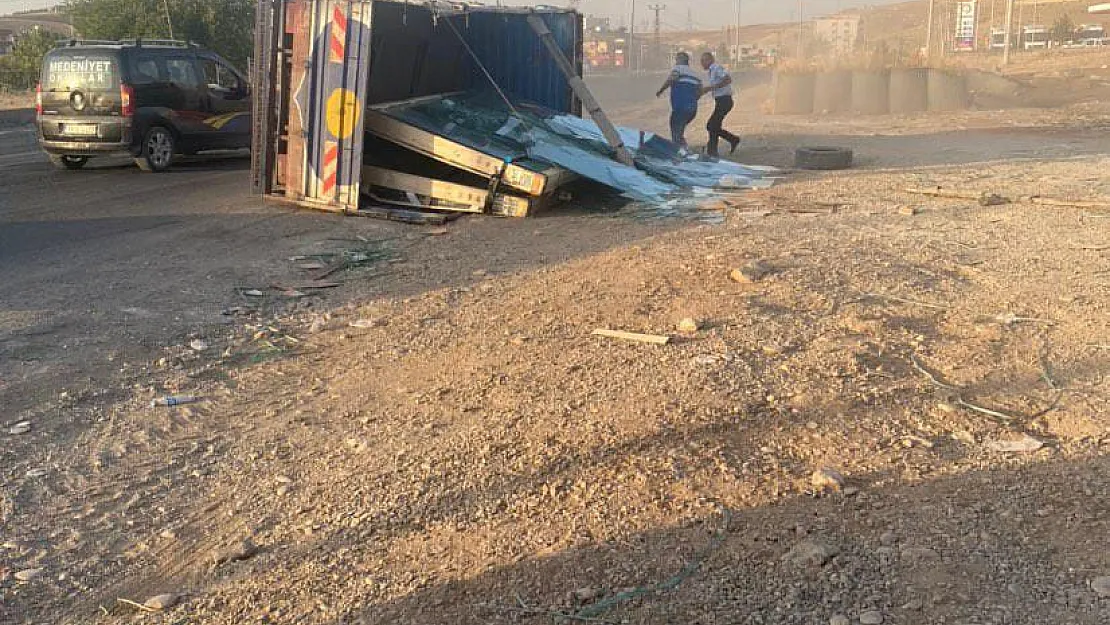Siirt'te Cam Yüklü Kamyon Devrildi: 2 Yaralı
