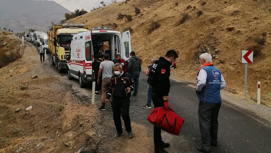 Siirt'te Kamyon Köprüden Düştü: Sürücü Araçta Sıkıştı