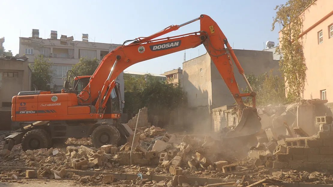 Siirt'te Metruk Bina Yıkıldı! Darısı Diğerlerine