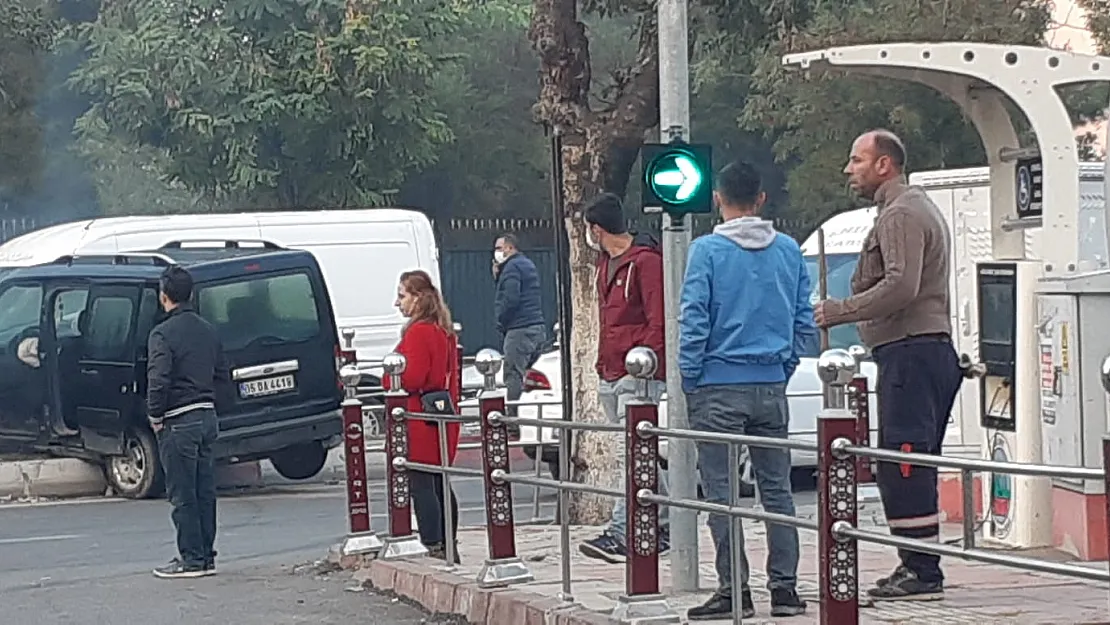 Siirt'te Kazaların Sıkça Yaşandığı Yerde 2 Araç Çarpıştı