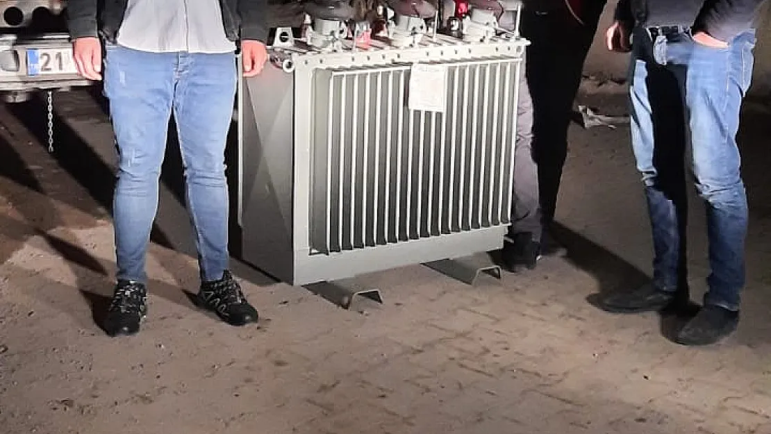 Elektriksiz Kalan Köylüler, Trafo Gelince Önünde Hatıra Fotoğrafı Çektirdi
