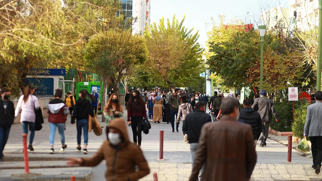 Siirt'te Kısıtlama Sonrası Vatandaşlar Koronavirüsü Yok Saydı