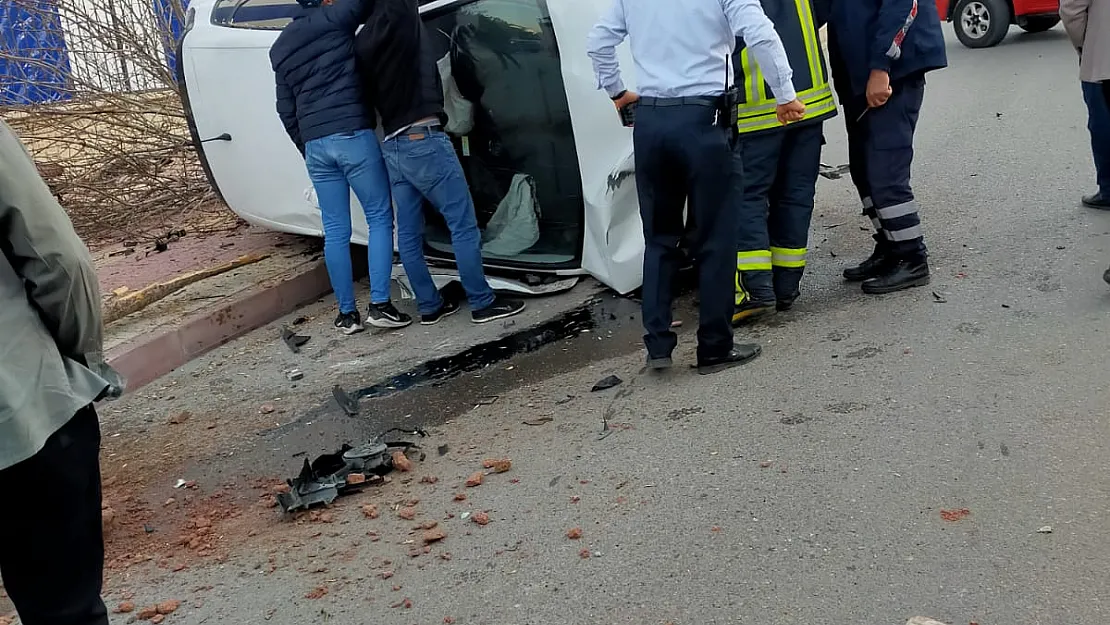 Siirt'te Ağaca Çarpan Otomobil Yan Yattı: 2 Kişi Araçta Sıkıştı