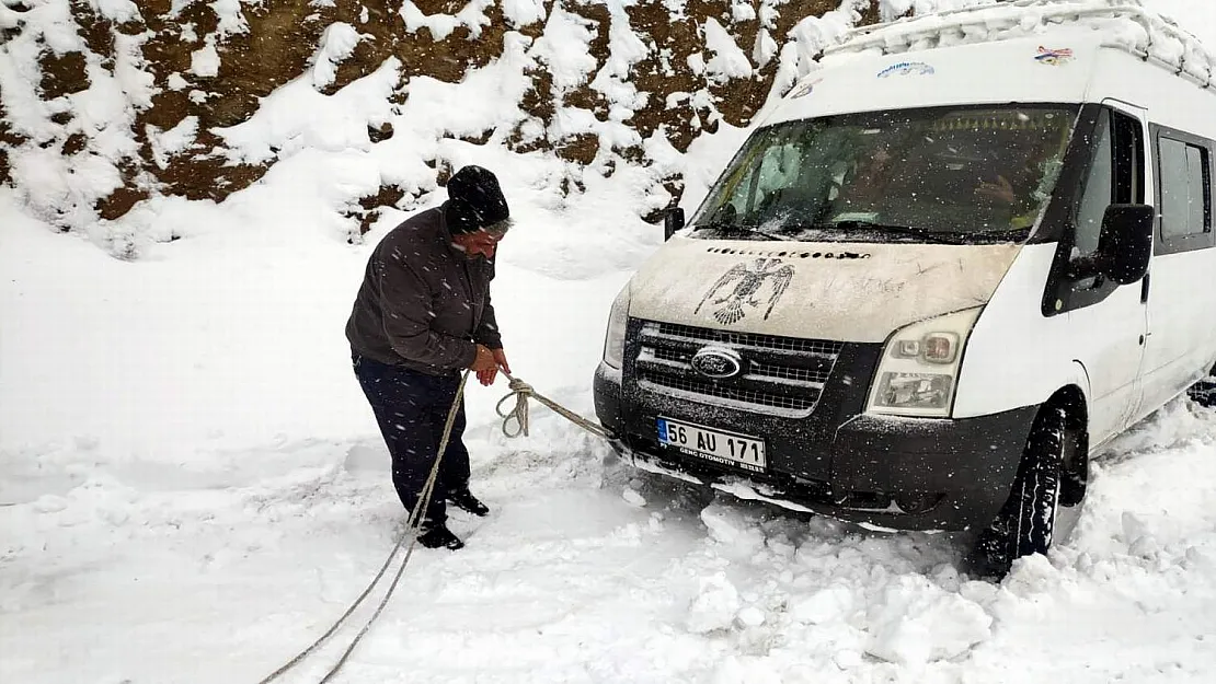 Siirt'te Dört Köy Ulaşıma Kapalı! Mahsur Kalan Yolcu Minibüsü Kurtarıldı