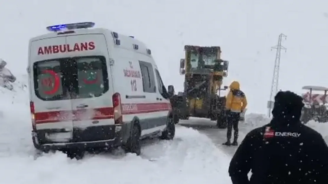 Siirt'te Ambulans Karda Mahsur Kaldı