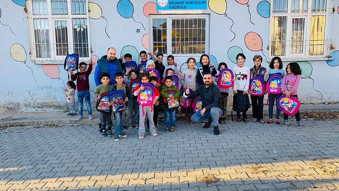 Siirt'te Vekil Öğretmenden Öğrencilere Çanta Desteği