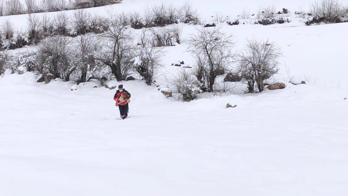 Siirt'te Karda Mahsur Kalan 1 Yaşındaki Bebek 6 Saatlik Çalışmayla Hastaneye Ulaştırıldı