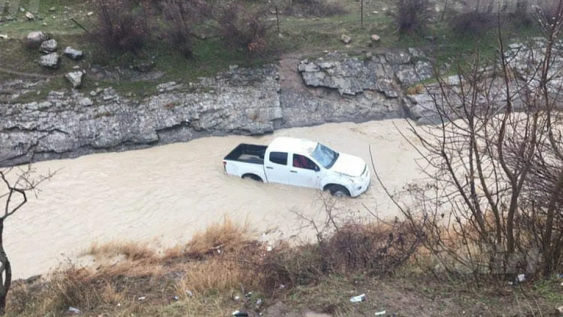 Siirt'te Kontrolünü Kaybeden Araç Dereye Uçtu: 2 Yaralı