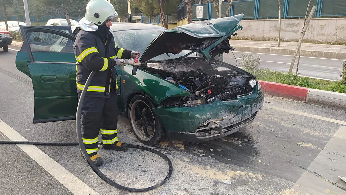 Siirt'te İki Otomobil Çarpıştı: 1 Araç Alev Alev Yandı