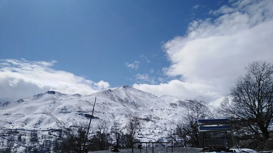 Mart Kapıdan Baktırdı! Siirt'te Lapa Lapa Kar Yağdı