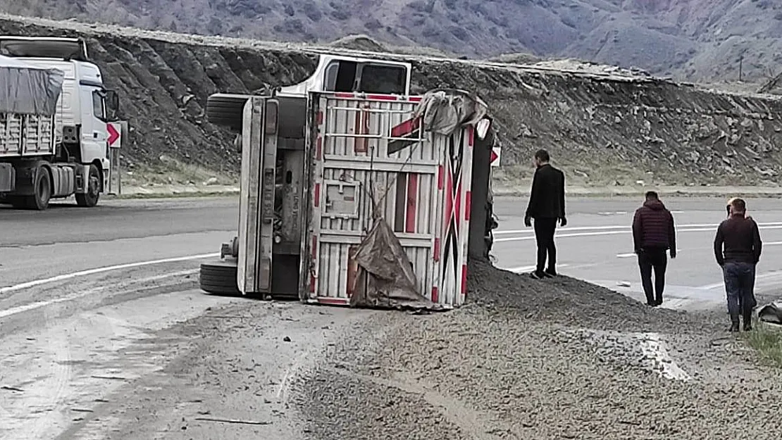 Siirt'te Kum Yüklü Tır Devrildi: 1 Yaralı