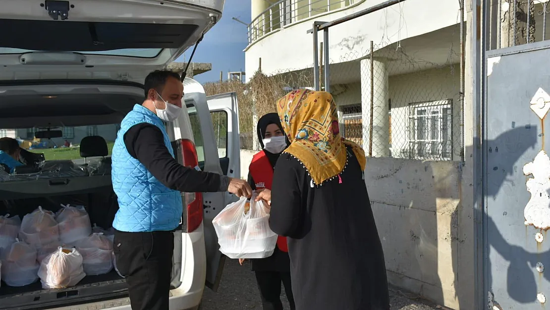 Siirt'te Aşevinden Vatandaşlara Sıcak Yemek