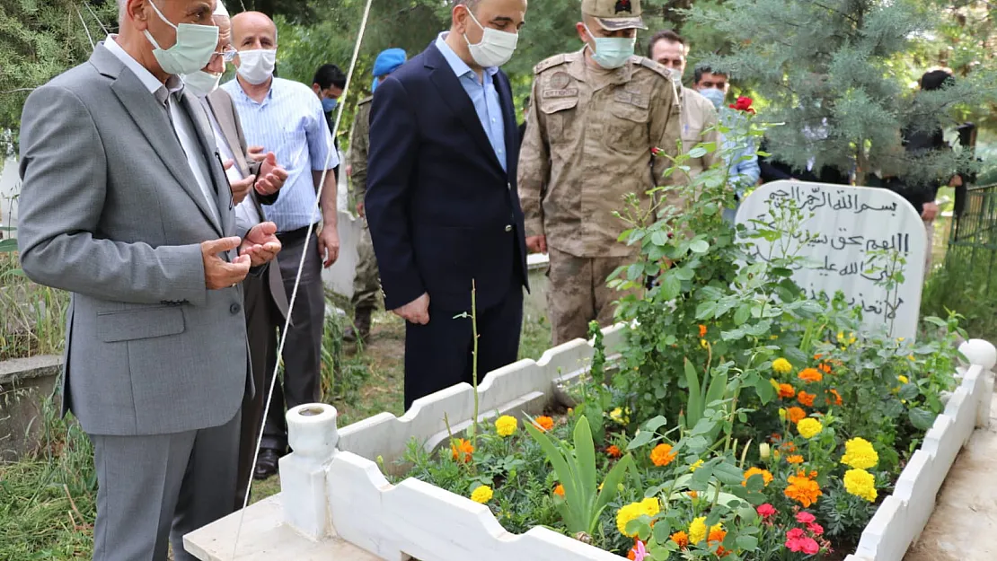 Vali Hacıbektaşoğlu, Şehitlik ve Mezarlıkları Ziyaret Etti