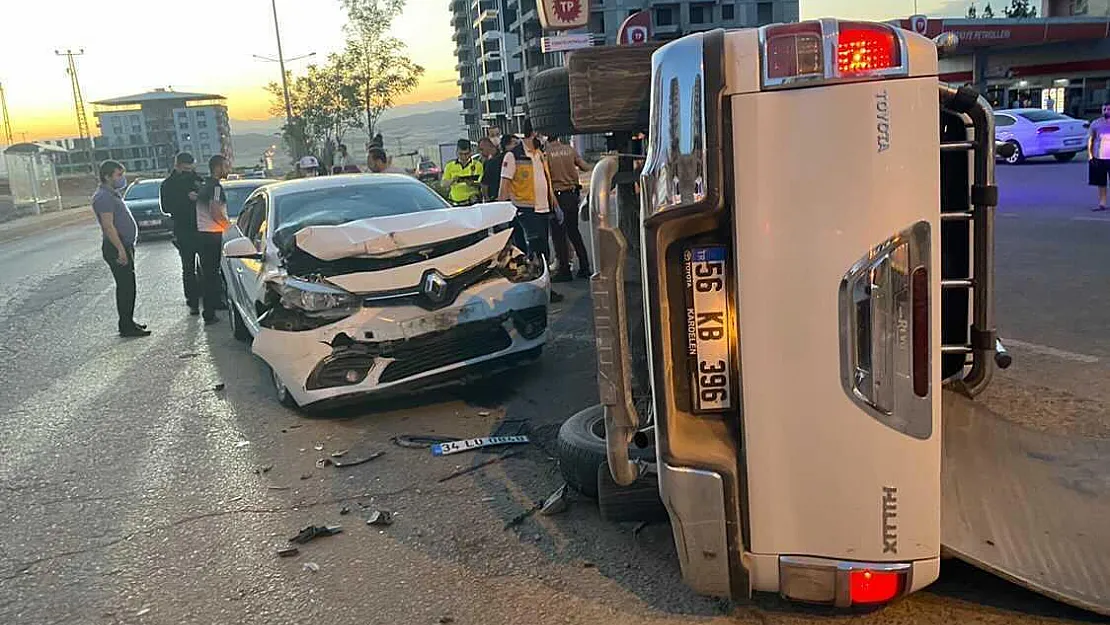 Siirt'te İki Araç Kafa Kafaya Çarpıştı: 3 Yaralı