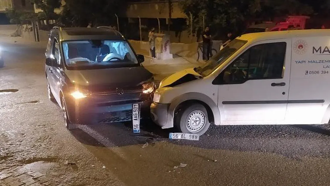 Siirt'te 2 Hafif Ticari Araç Çarpıştı: 1 Yaralı