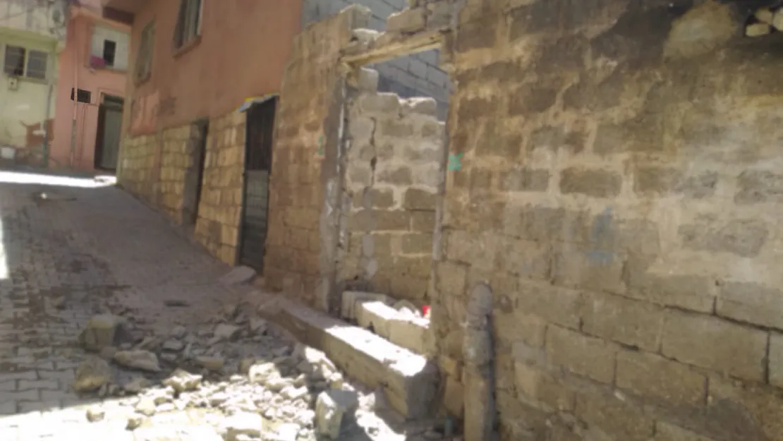 Siirt'te Batı Mahallesi Sakinleri Metruk Evlerin Yıkılmasını İstiyor