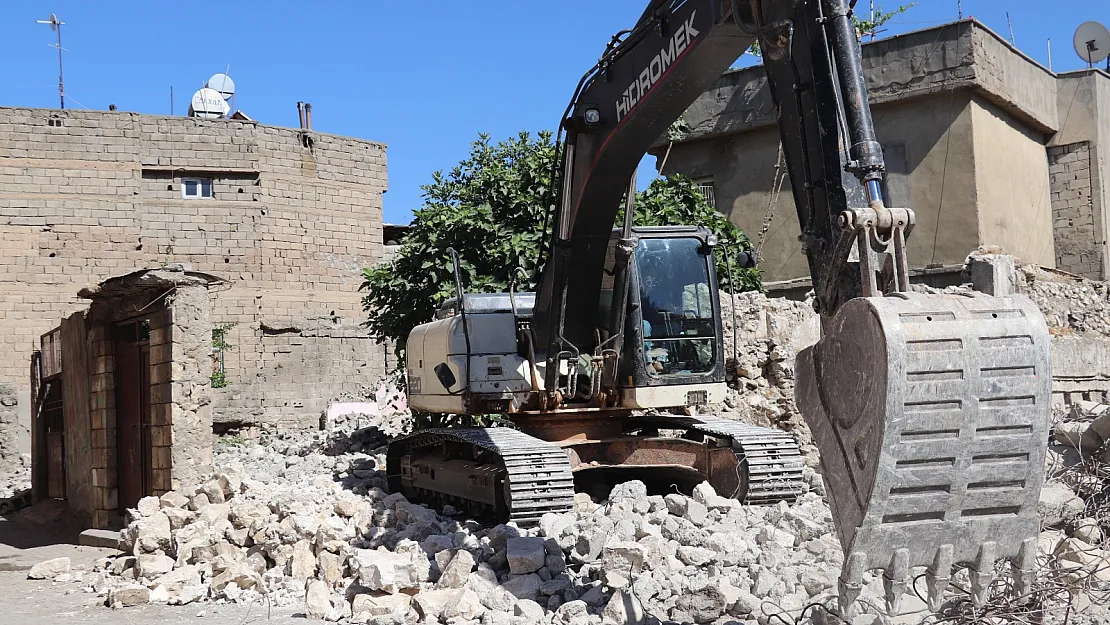 Uyuşturucu Yuvasına Dönen Metruk Binalar Yıkılmaya Başlandı