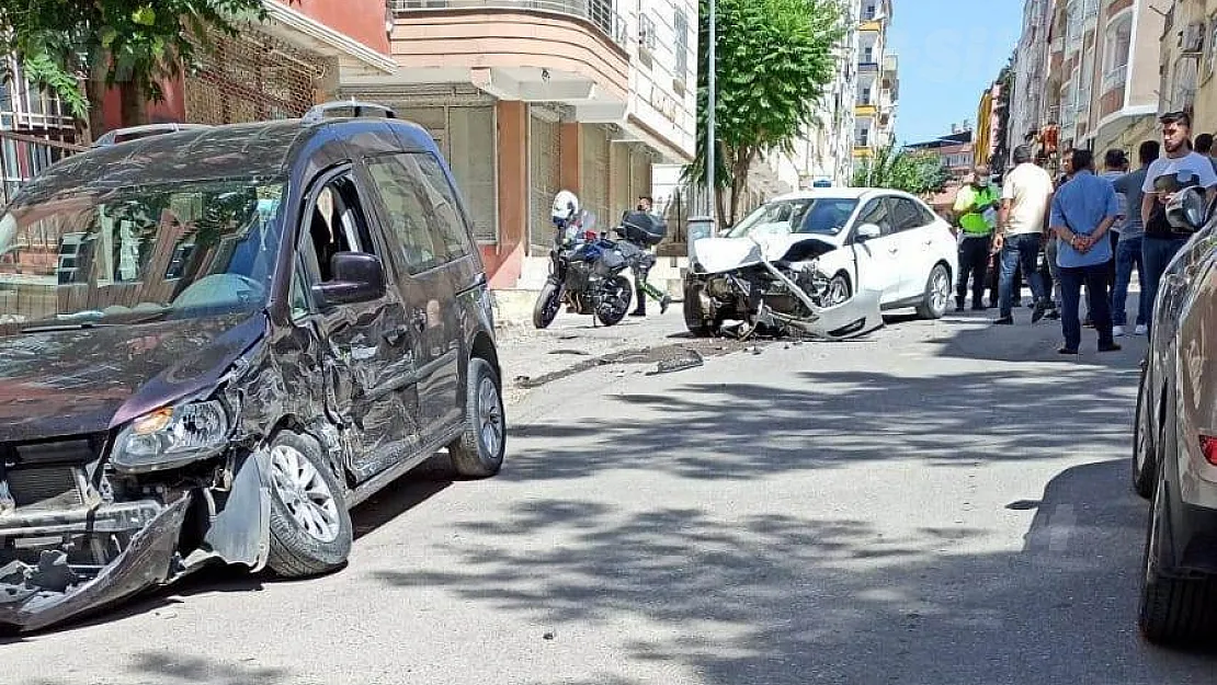 Siirt'te iki otomobil kafa kafaya çarpıştı