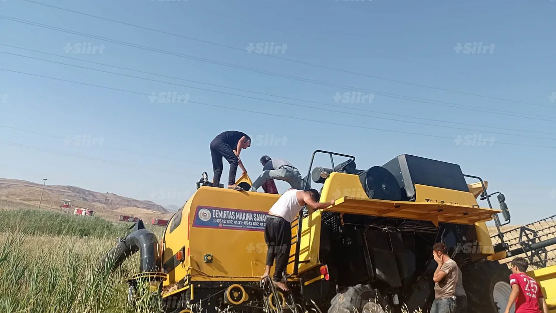 Siirt'te Biçerdöver Bir Anda Alev Aldı, Sürücü Yanmaktan Son Anda Kurtuldu