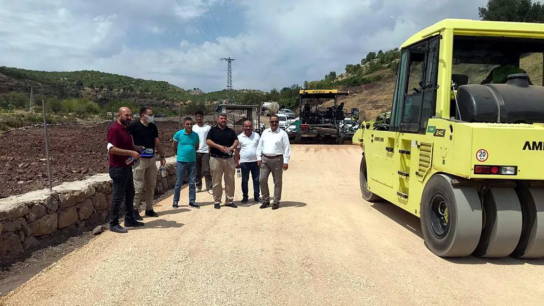 Siirt'te köy yollarında asfalt çalışmaları devam ediyor