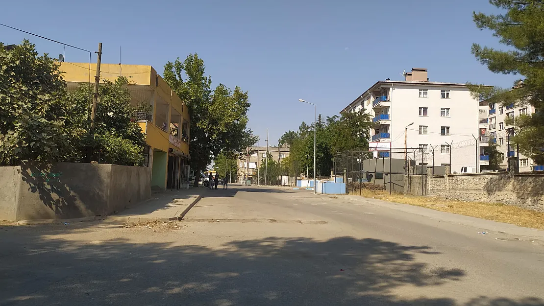 Siirt'te Beton Bariyerler Kaldırılarak Yollar Trafiğe Açılmaya Devam Ediyor