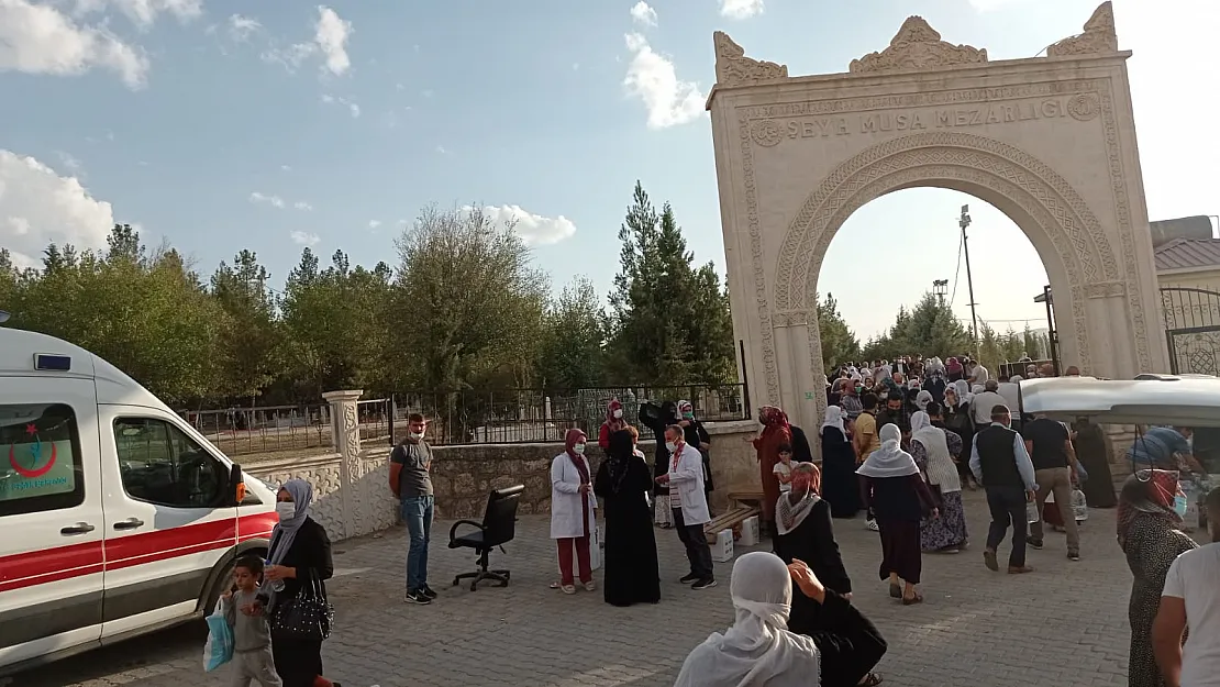 Siirt'te Mezarlık Önünde Covid-19 Aşı Standı Kuruldu