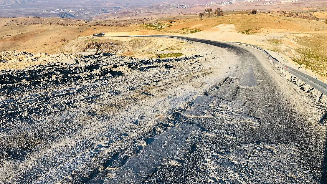 Siirt'te Feribota Mecbur Bırakılan Mişar Halkı Bir De Bozuk Yola Mecbur Bırakılıyor!