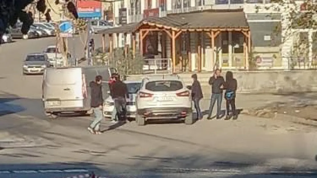 Siirt'te İki Araç Kafa Kafaya Çarpıştı