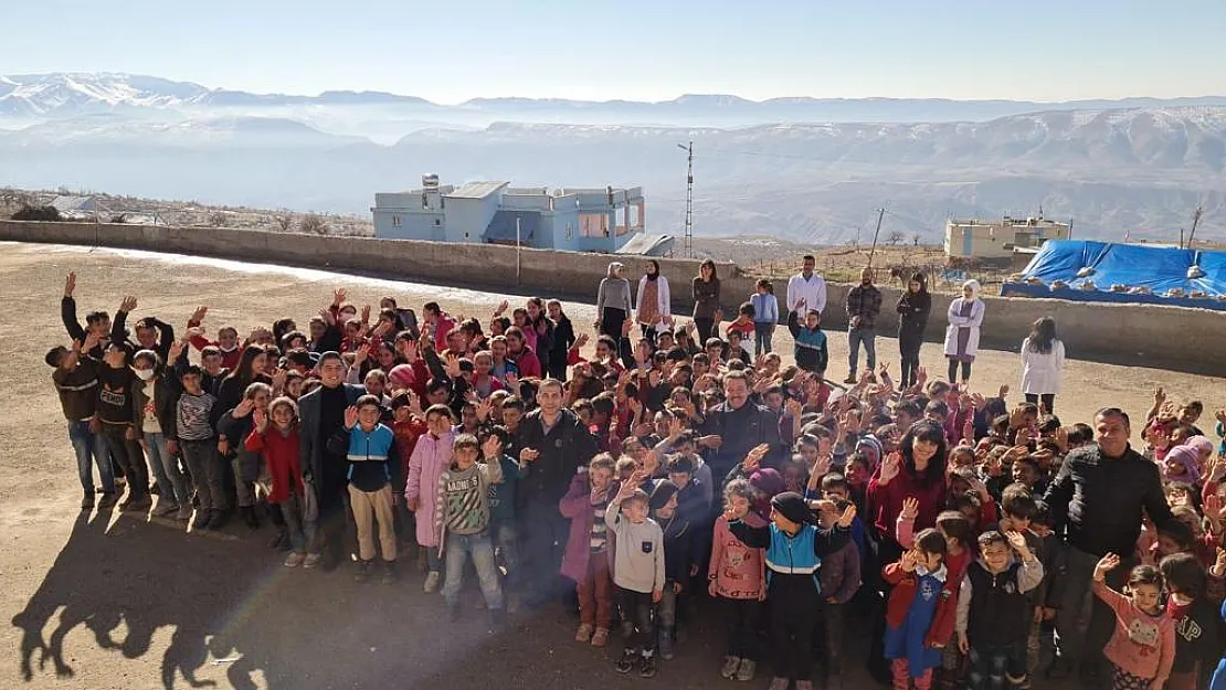 Siirt Beyazay Derneğinden Ekmekçiler Köyü İlkokulu'na Büyük Destek