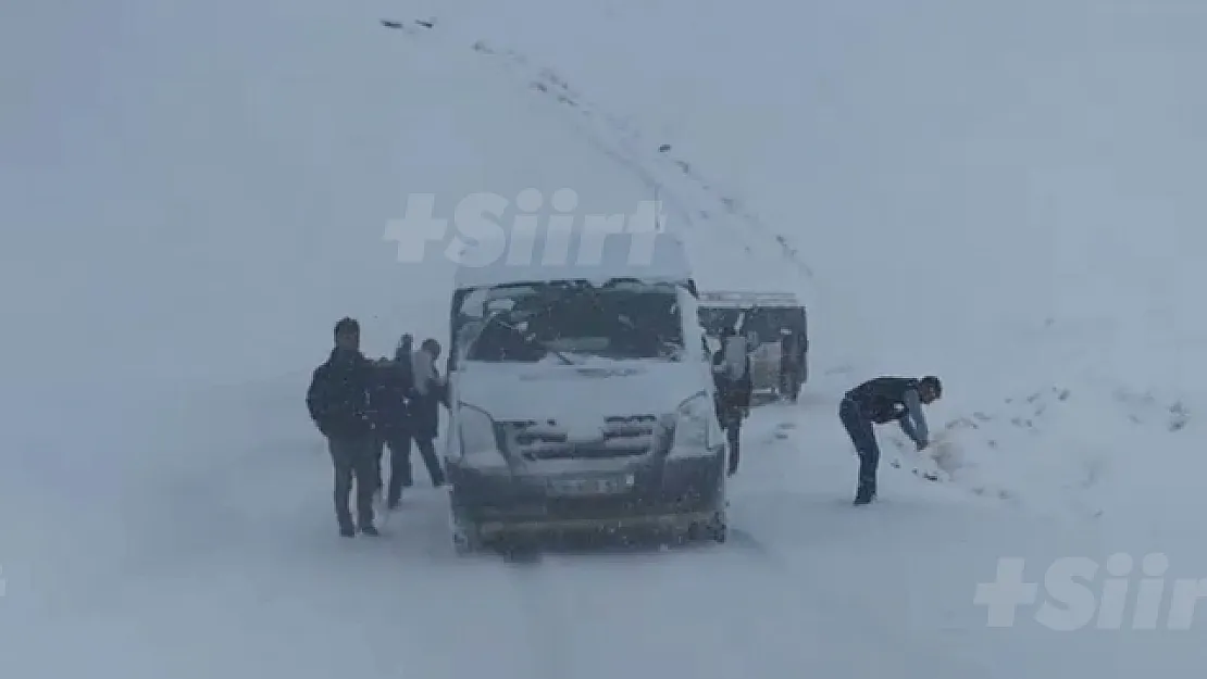 Siirt'te Mart Ayında Yağan Kar yolları Kapattı