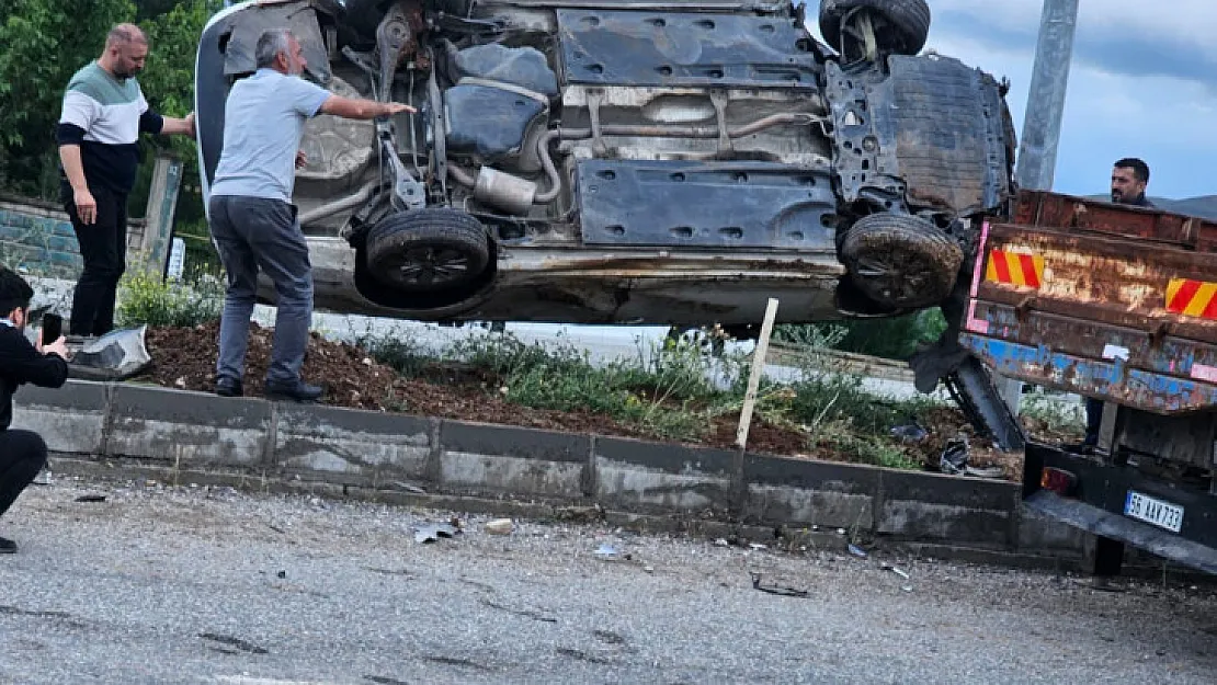 Yağmur nedeniyle kayganlaşan yolda kaza meydana geldi: 2 yaralı