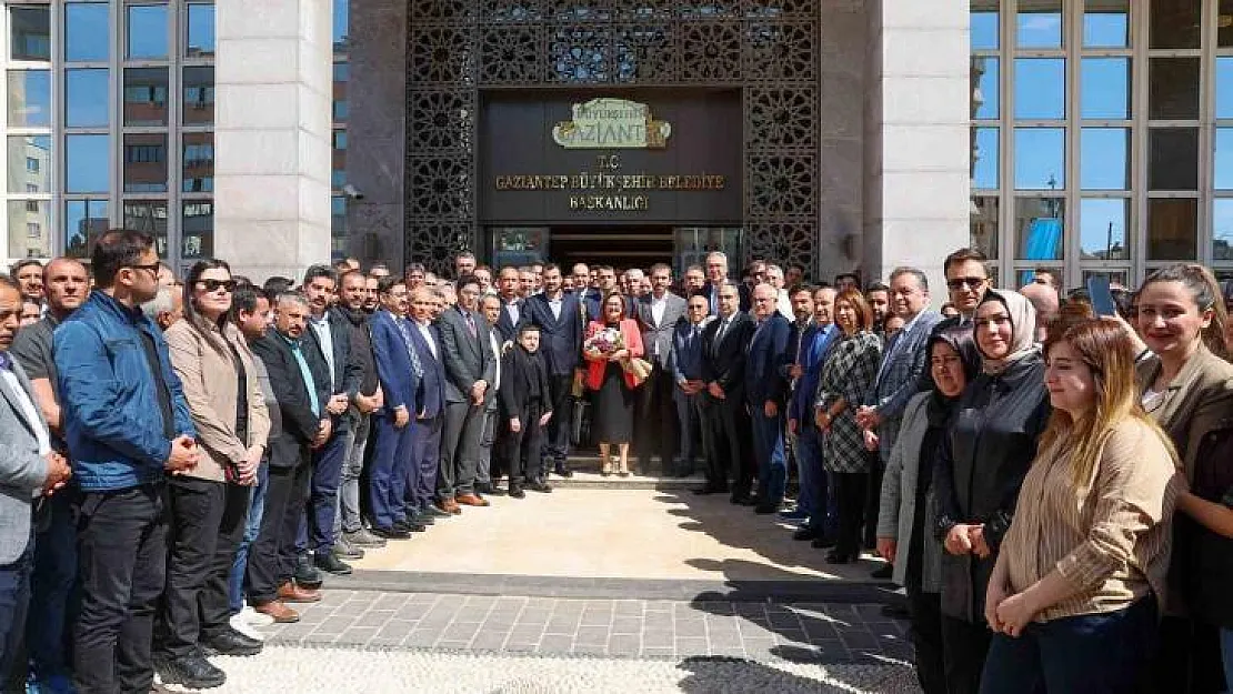 Yeniden seçilen Başkan Fatma Şahin, yeni döneminin ilk gününde coşkuyla karşılandı